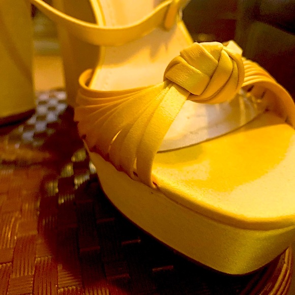 NEW H&M YELLOW SATIN PLATFORM BUCKLE SANDALS - Picture 6 of 15